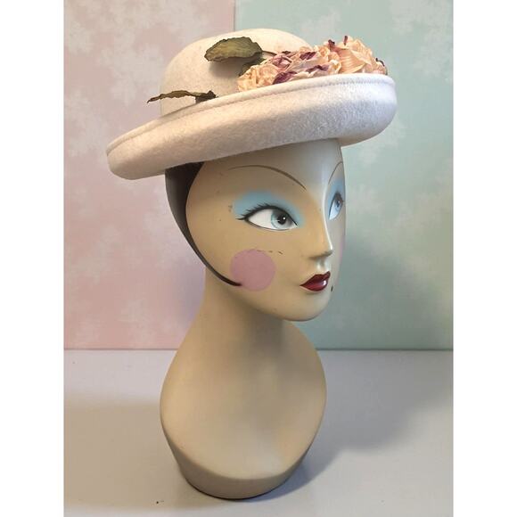 Vintage Ivory Wool Felt Hat Made USA Floral Trim Bowler Cloche Style Flowers!!! - Picture 5 of 9